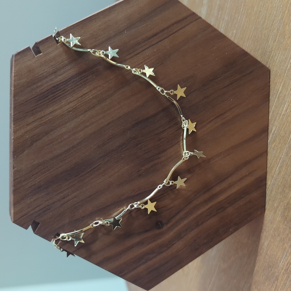 Gold star pendent necklace